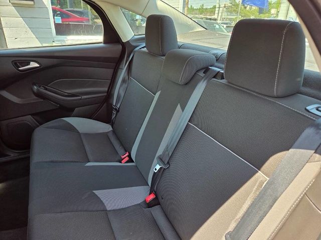 2012 Ford Focus 4dr Sedan SE - 23020092 - 12