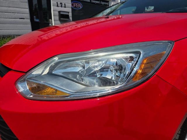 2012 Ford Focus 4dr Sedan SE - 23020092 - 25