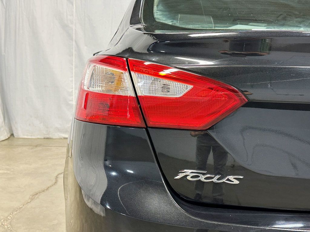 2012 Ford Focus 4dr Sedan SE - 23081973 - 10