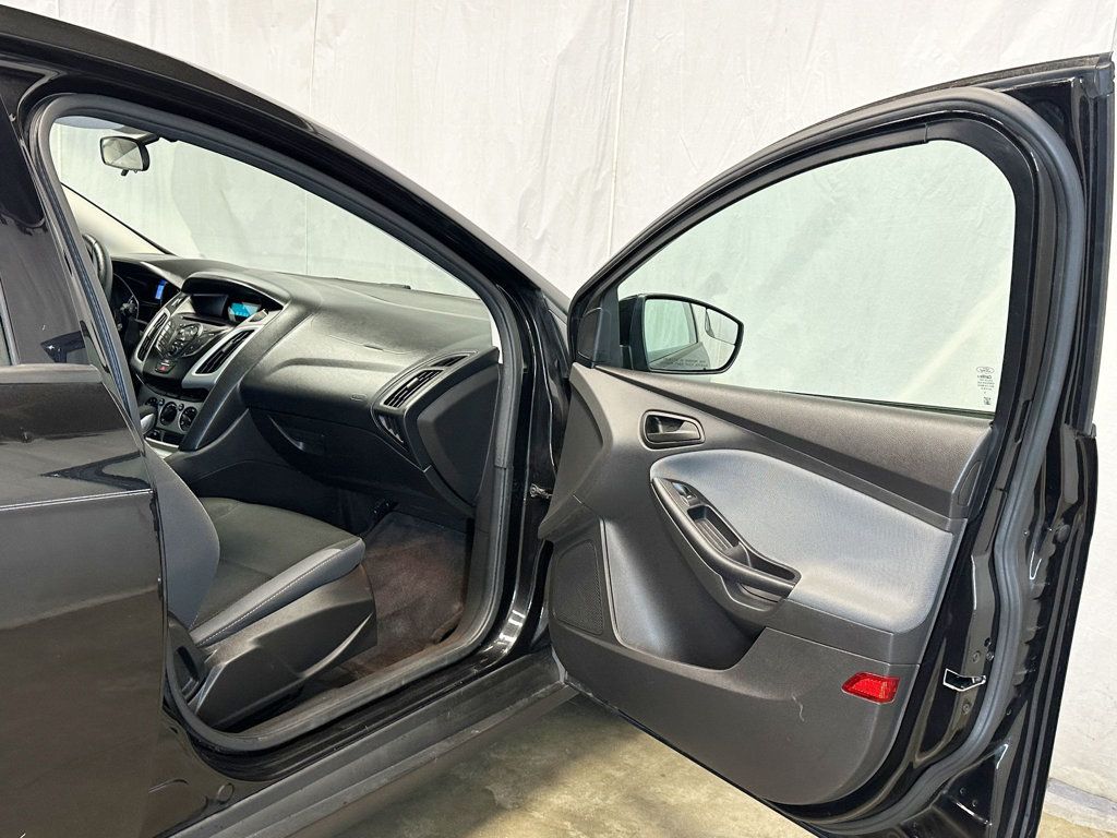 2012 Ford Focus 4dr Sedan SE - 23081973 - 13