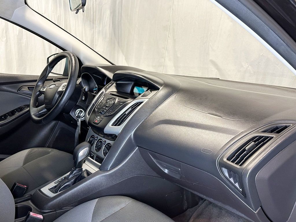 2012 Ford Focus 4dr Sedan SE - 23081973 - 19