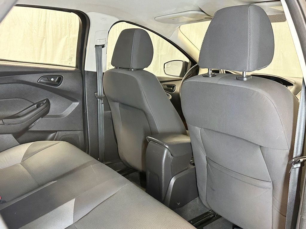 2012 Ford Focus 4dr Sedan SE - 23081973 - 30