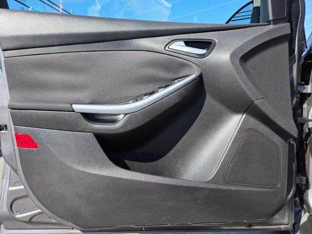 2012 Ford Focus 4dr Sedan Titanium - 23008016 - 13