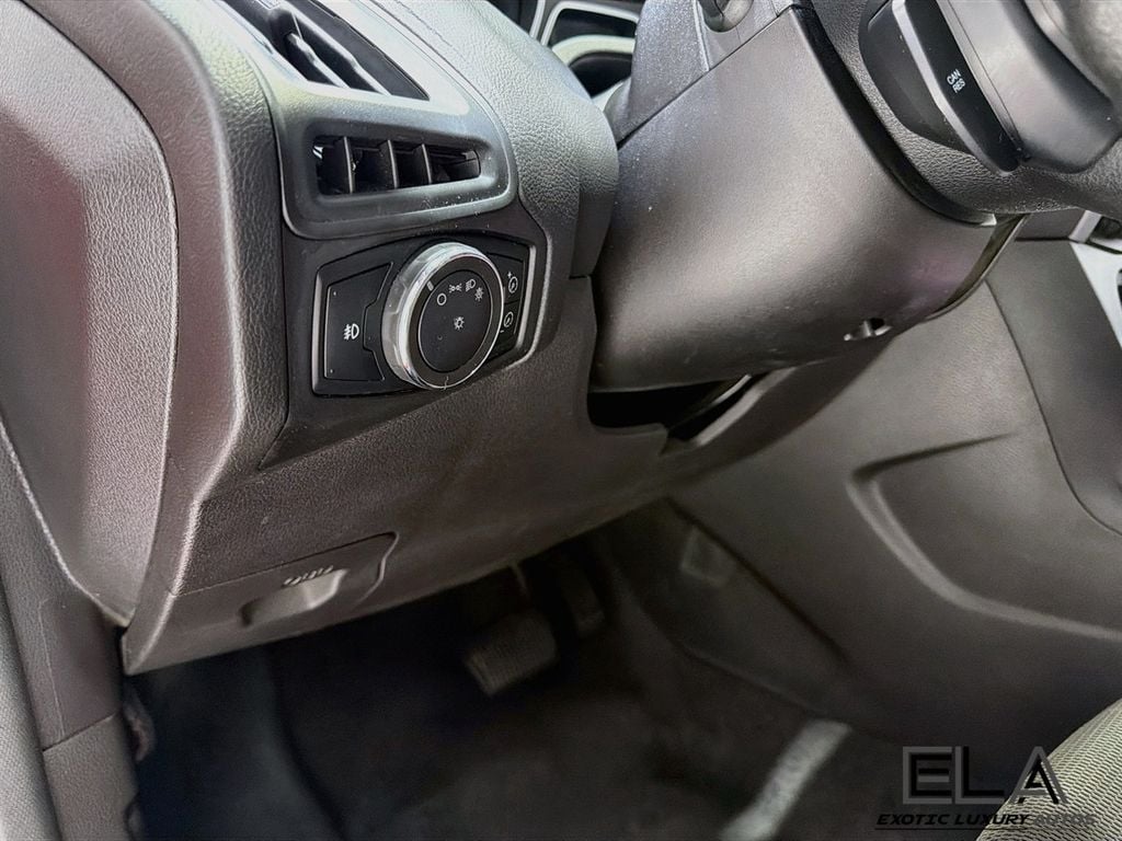 2012 Ford Focus 5dr Hatchback SE - 23047788 - 10