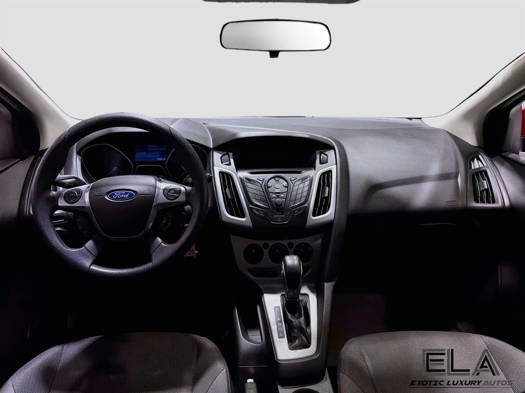 2012 Ford Focus 5dr Hatchback SE - 23047788 - 19