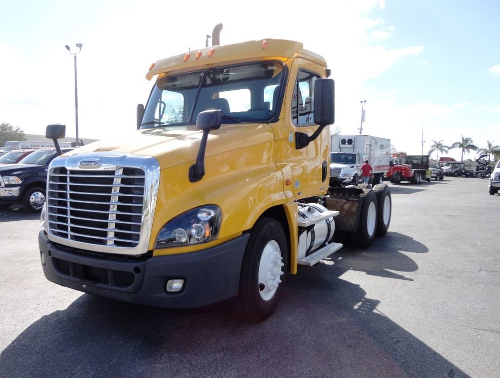 2012 Freightliner Cascadia CA125 TANDEM AXLE DAY CAB. - 18603739 - 0
