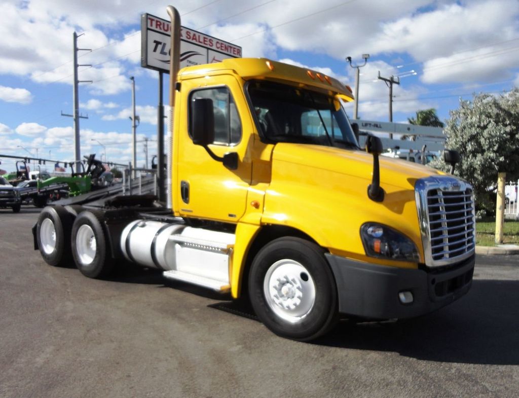 2012 Freightliner Cascadia CA125 TANDEM AXLE DAY CAB. - 18603739 - 1