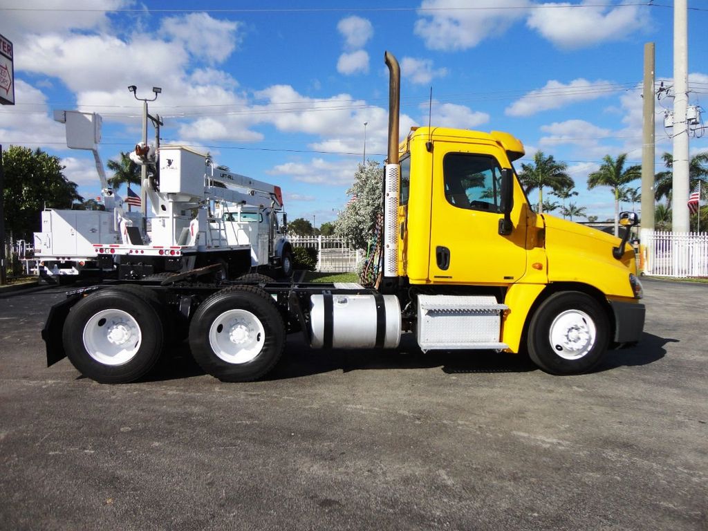 2012 Freightliner Cascadia CA125 TANDEM AXLE DAY CAB. - 18603739 - 3