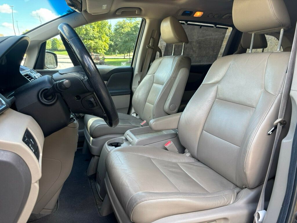 2012 Honda Odyssey Touring photo 2