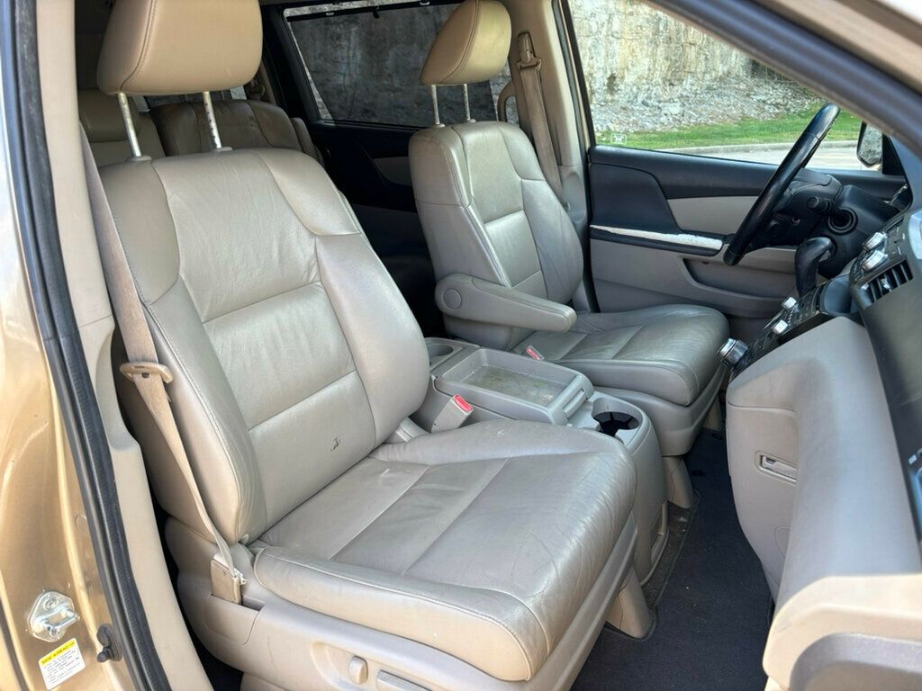 2012 Honda Odyssey Touring photo 3