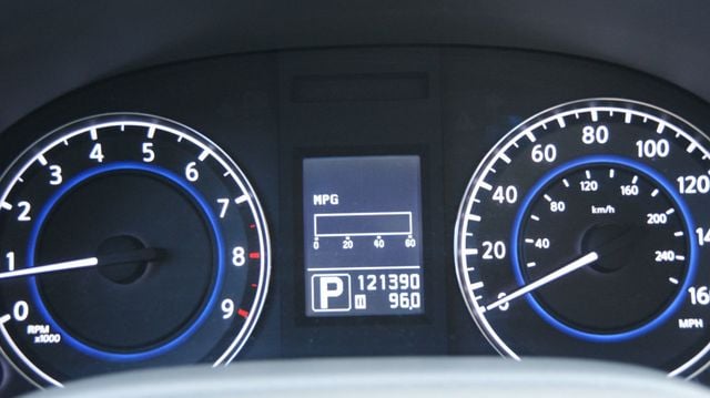 2012 INFINITI G25 Sedan JUST SERVICED , VERY CLEAN INISDE AND OUT  - 22822817 - 3