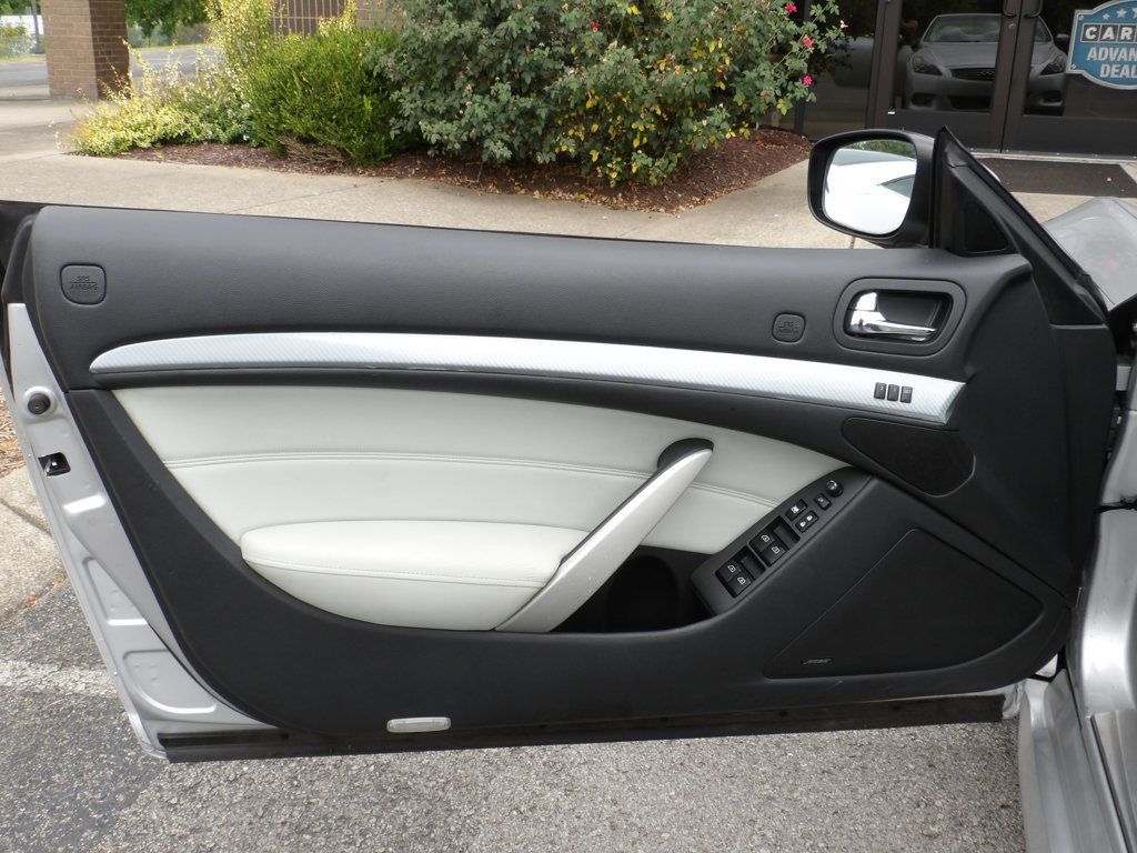 2012 Infiniti G37 Convertible photo 13