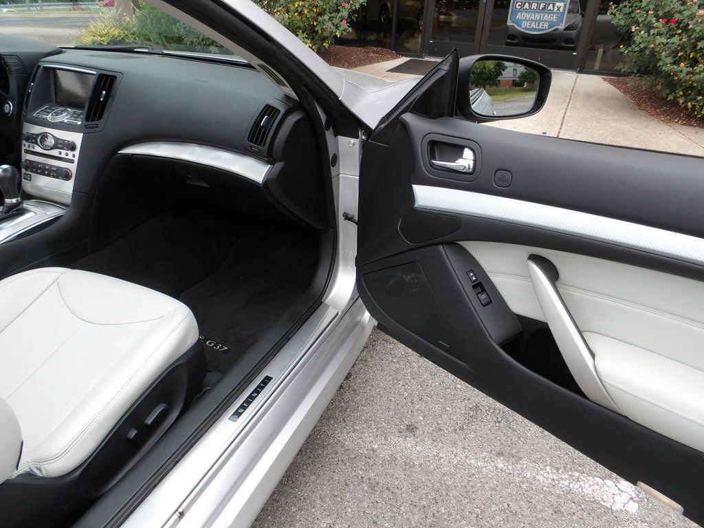 2012 Infiniti G37 Convertible photo 18