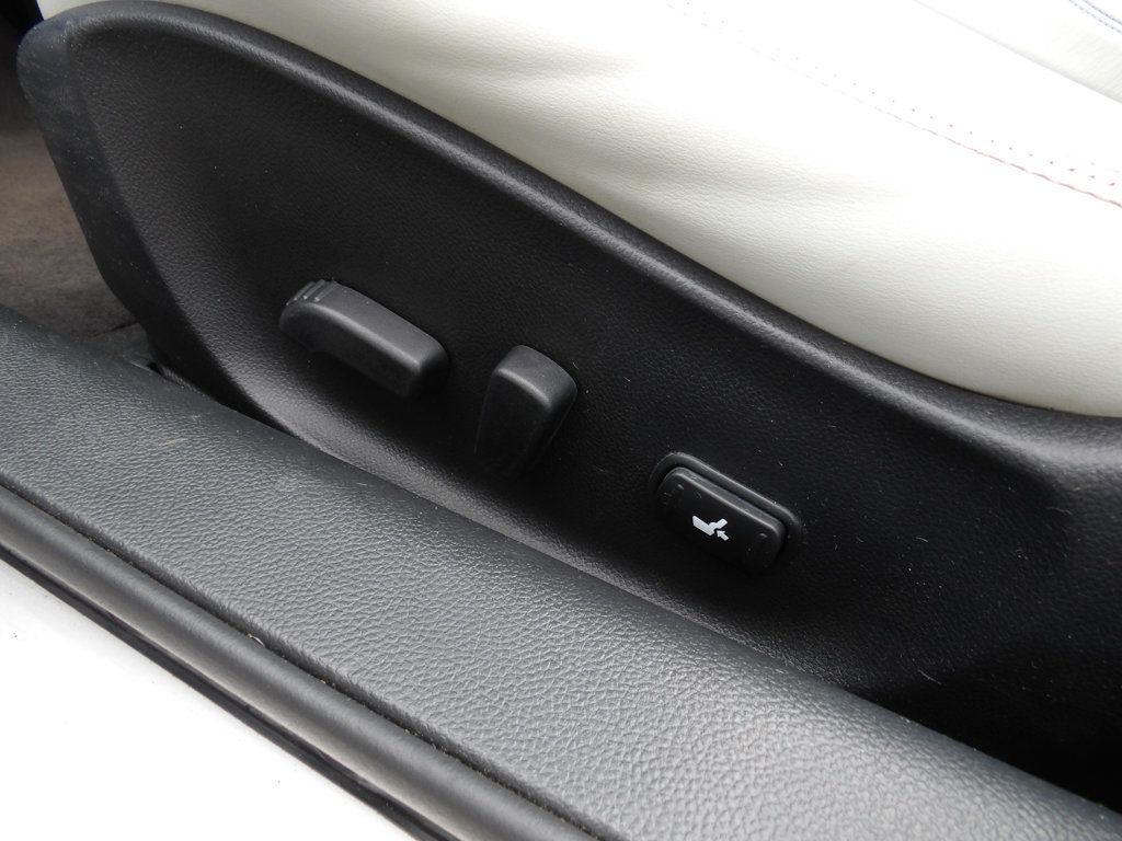 2012 Infiniti G37 Convertible photo 21