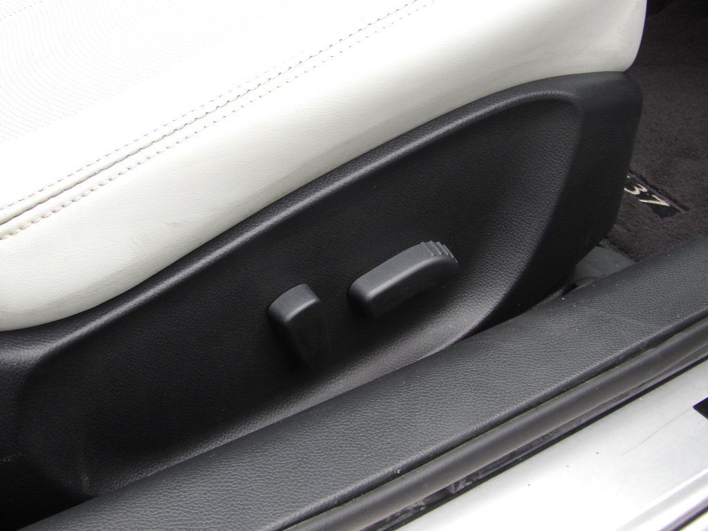 2012 Infiniti G37 Convertible photo 22