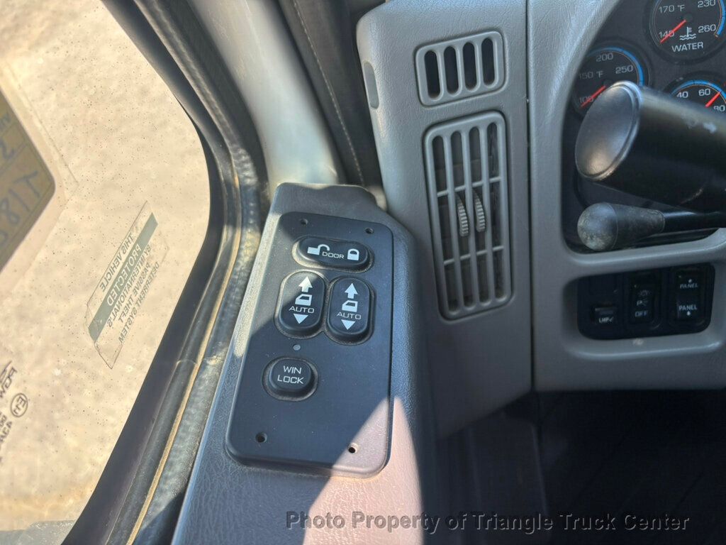 2012 International 4300 JUST 42k MILES! NON CDL! UNDER 26k GVW LONG BODY 23+ FEET! LIFT GATE! SUPER CLEAN UNIT! - 22984444 - 27