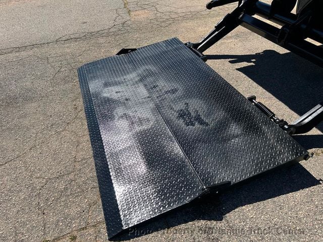 2012 International 4300 NON CDL BOX JUST 37k MILES! 100 PICTURES LIFT GATE! SUPER NICE UNIT! FINANCE OR LEASE! BOX TRUCK - 22783793 - 1