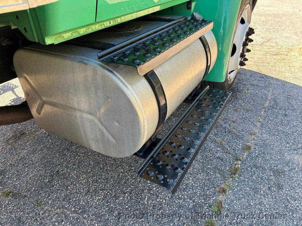 2012 International 4300 NON CDL JUST 33k MILES! LIFT GATE 3,000LB! SUPER CLEAN UNIT! NO DEF FLUID REQUIRED! BOX TRUCK - 22802298 - 81