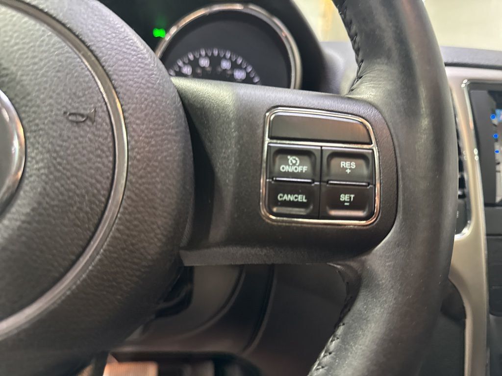 2012 Jeep Grand Cherokee Laredo - 22982193 - 11