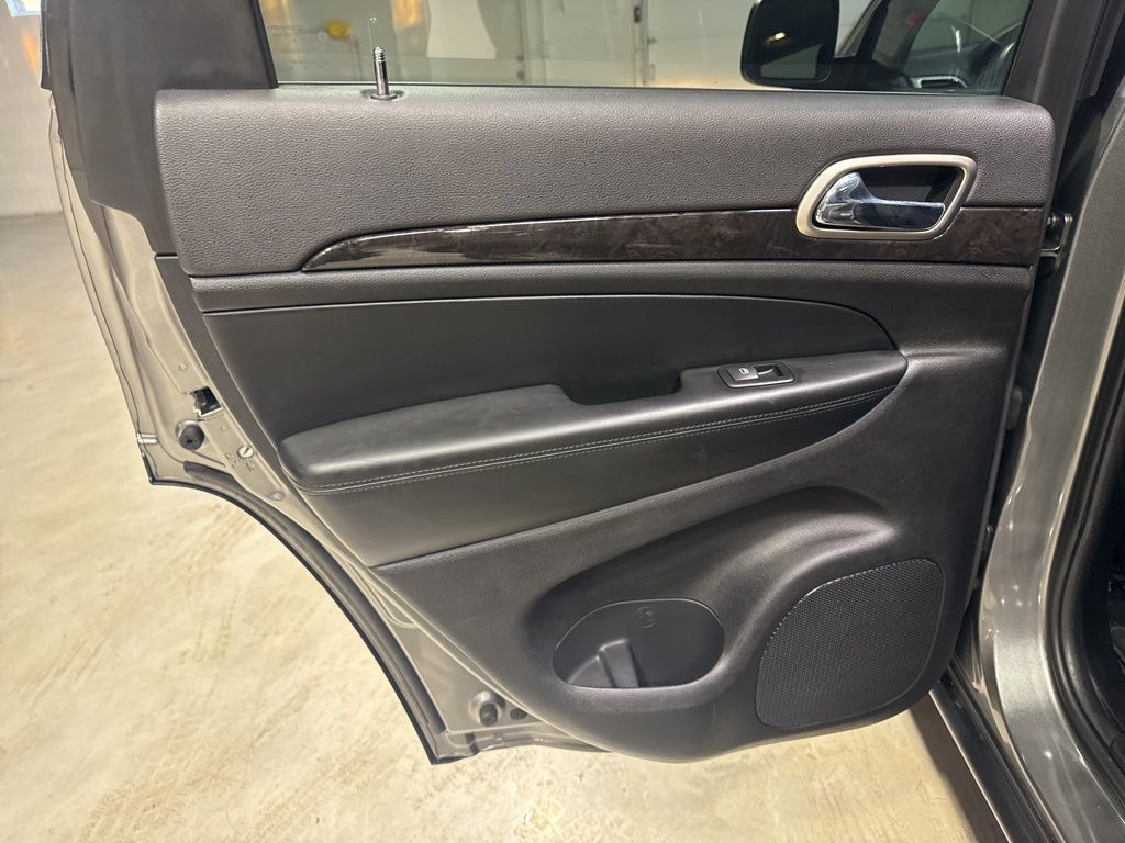 2012 Jeep Grand Cherokee Laredo - 22982193 - 29