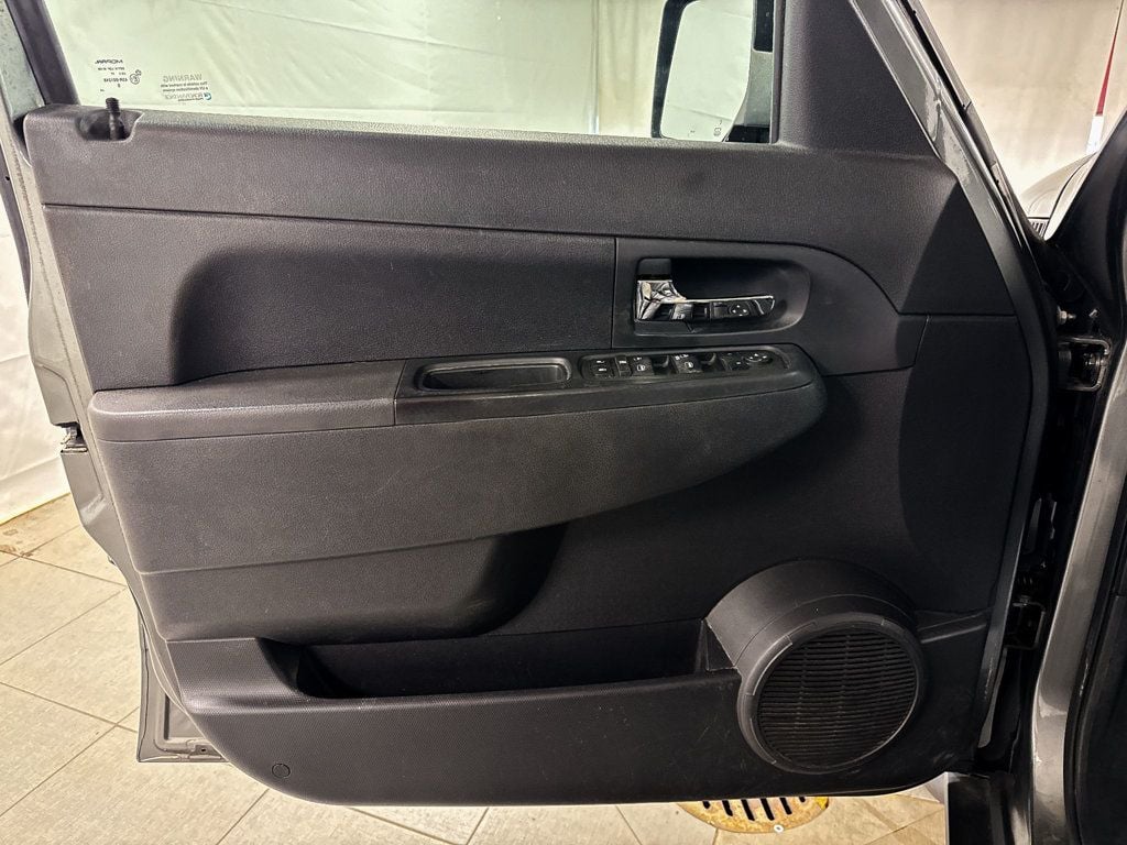 2012 Jeep Liberty Sport photo 14