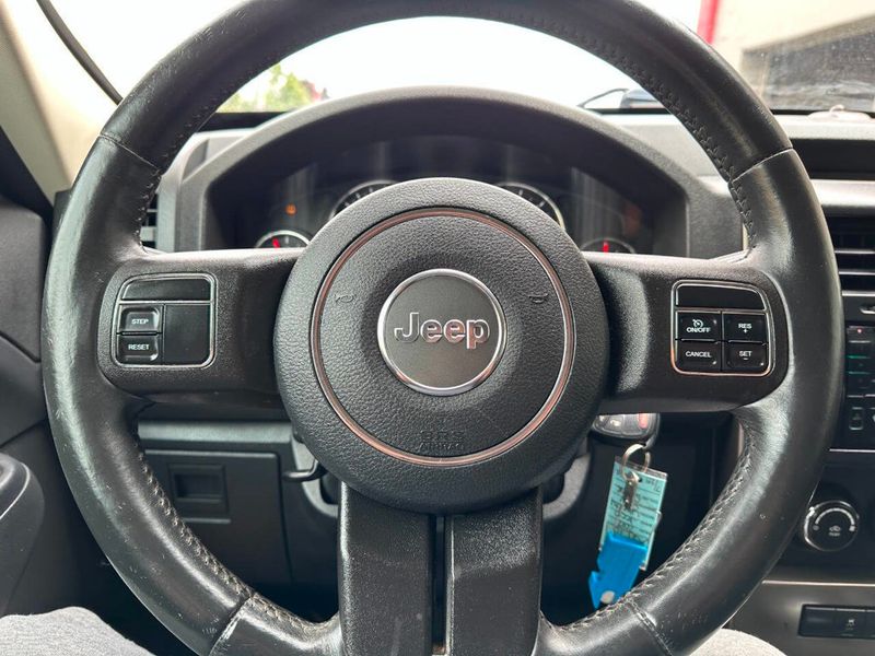 2012 Jeep Liberty Sport 4x4 4dr SUV - 22882004 - 26