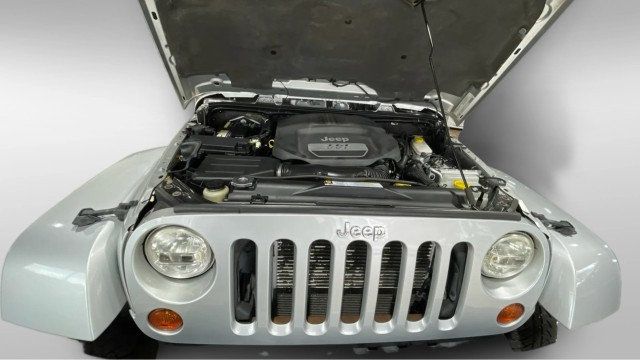 2012 Jeep Wrangler 4WD 2dr Sahara - 22964776 - 18