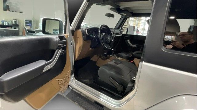 2012 Jeep Wrangler 4WD 2dr Sahara - 22964776 - 8