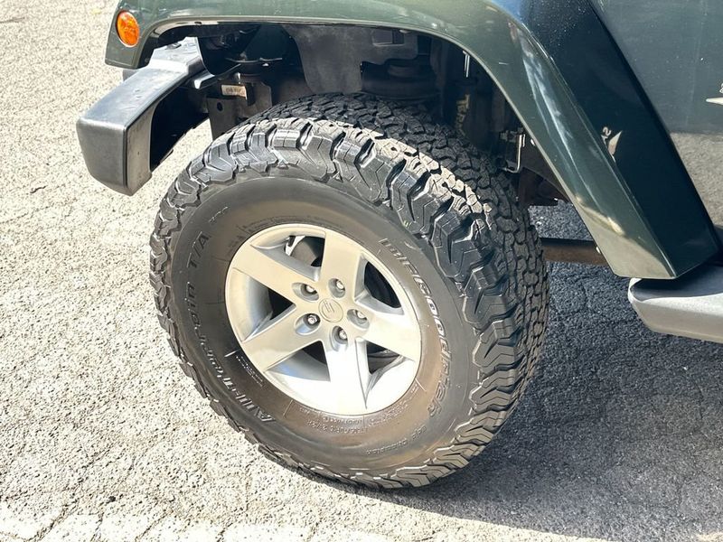 2012 Jeep Wrangler 4WD 2dr Sahara - 22952131 - 11