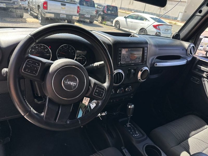 2012 Jeep Wrangler 4WD 2dr Sahara - 22952131 - 13