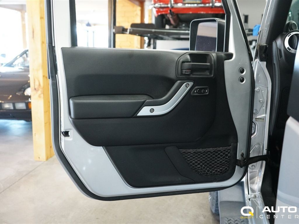 2012 Jeep Wrangler 4WD 2dr Sahara - 22918269 - 13