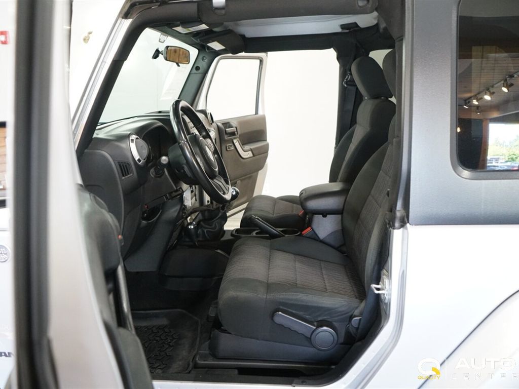 2012 Jeep Wrangler 4WD 2dr Sahara - 22918269 - 18
