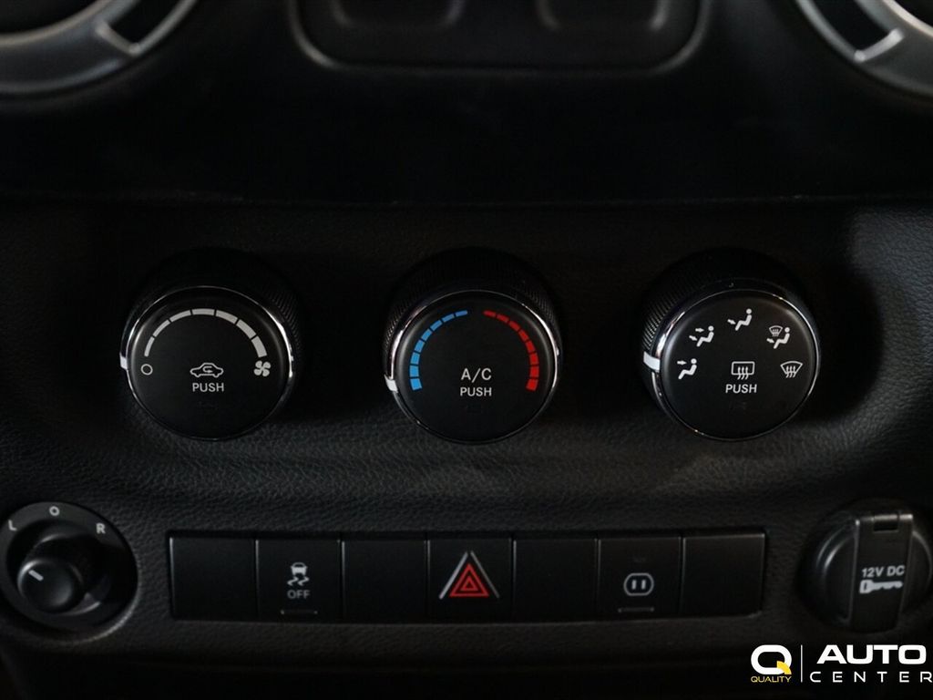 2012 Jeep Wrangler 4WD 2dr Sahara - 22918269 - 24