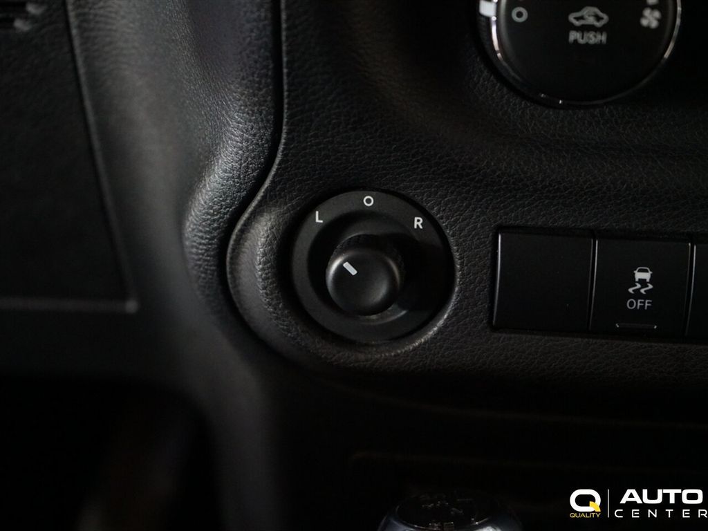 2012 Jeep Wrangler 4WD 2dr Sahara - 22918269 - 25