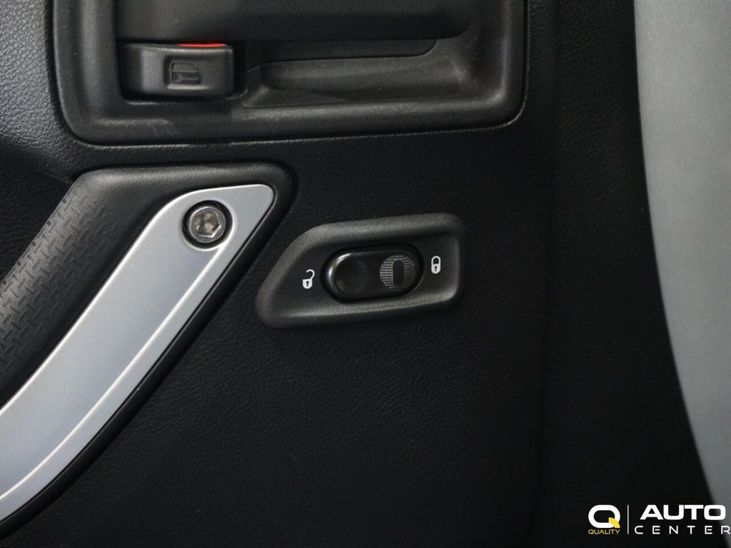 2012 Jeep Wrangler 4WD 2dr Sahara - 22918269 - 29