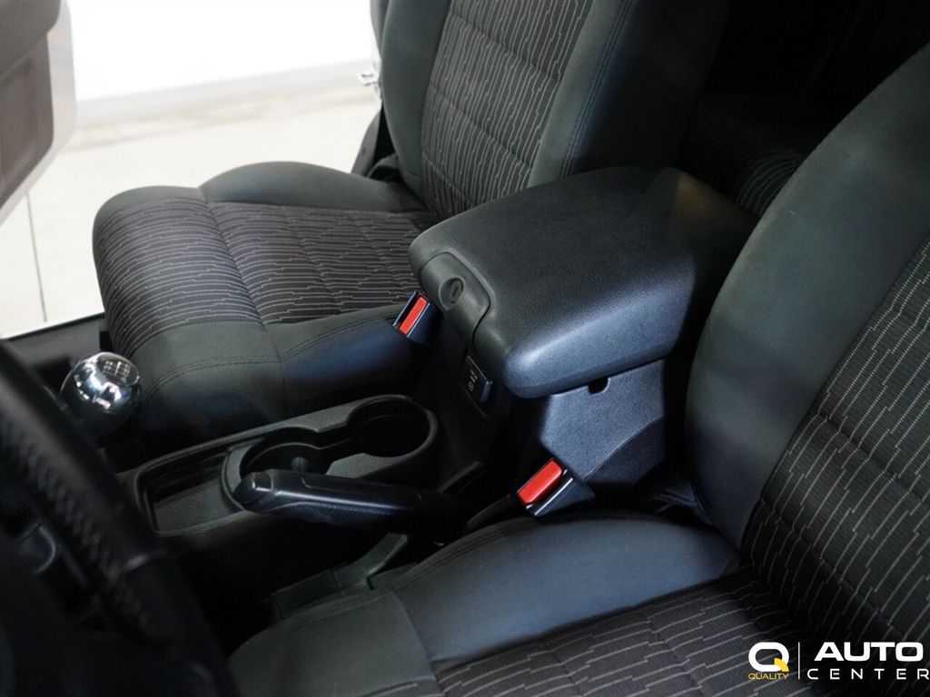 2012 Jeep Wrangler 4WD 2dr Sahara - 22918269 - 30