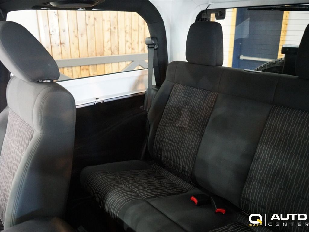 2012 Jeep Wrangler 4WD 2dr Sahara - 22918269 - 32