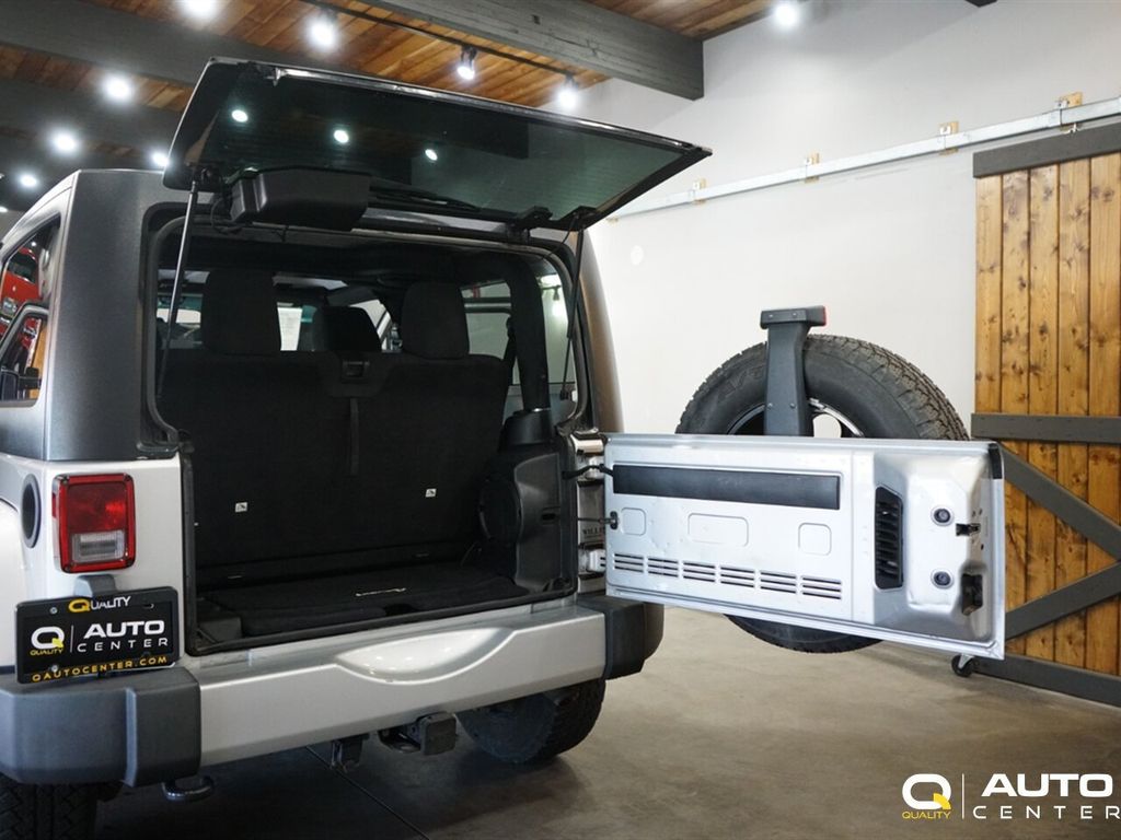 2012 Jeep Wrangler 4WD 2dr Sahara - 22918269 - 33