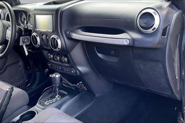 2012 Jeep Wrangler 4WD 2dr Sahara - 23057918 - 11