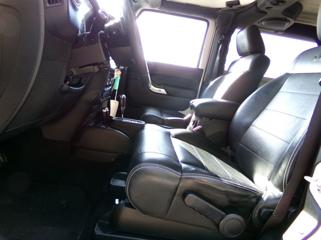 2012 Jeep Wrangler 4WD 2dr Sahara - 22973895 - 11