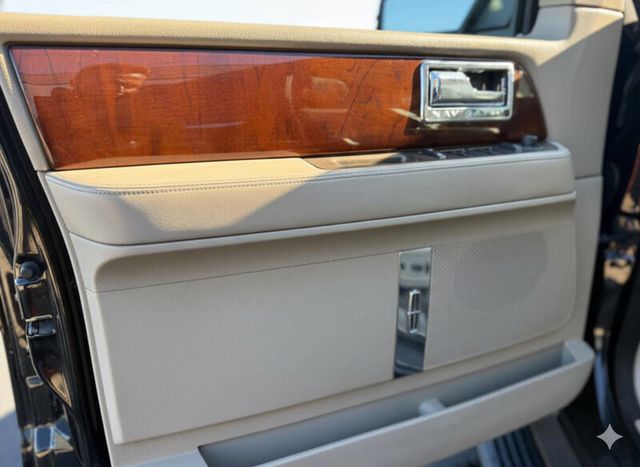 2012 Lincoln Navigator One Owner - Premium Features - Smooth Driving Experience - 22945888 - 18