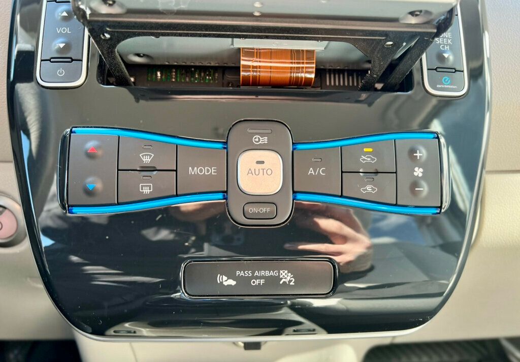 2012 Nissan Leaf 4dr Hatchback SL - 23002200 - 28