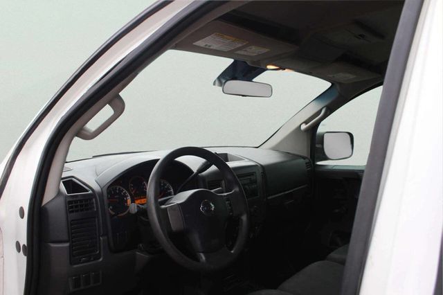 2012 Nissan Titan 4WD King Cab SWB S - 22980655 - 7