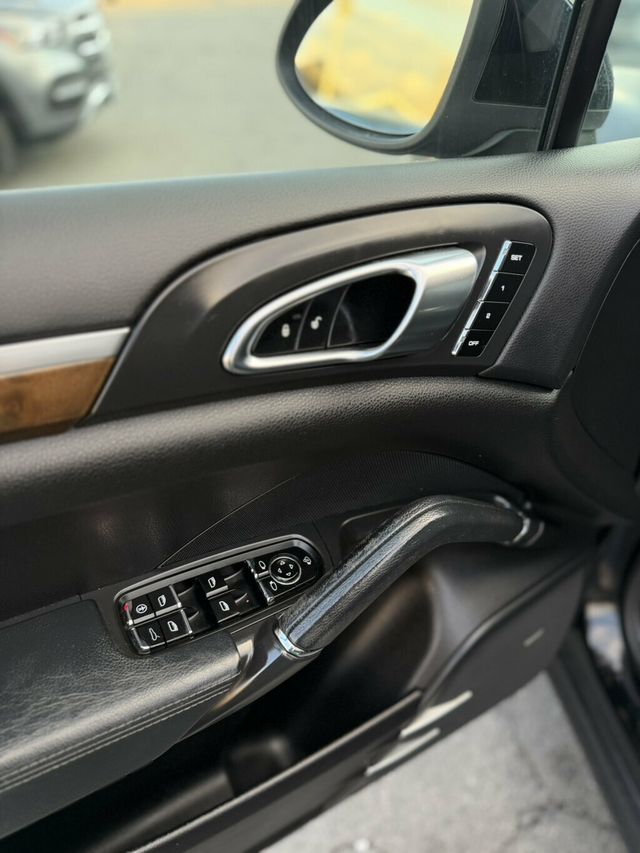 2012 Porsche Cayenne Base Trim - 23099258 - 17