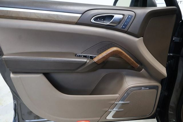 2012 Porsche Cayenne CAYENNE TURBO, AWD, SUNROOF, BLUETOOTH, REAR ENTERTAINMENT PKG!! - 22914657 - 13