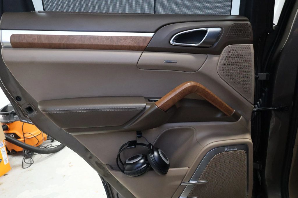 2012 Porsche Cayenne CAYENNE TURBO, AWD, SUNROOF, BLUETOOTH, REAR ENTERTAINMENT PKG!! - 22914657 - 29