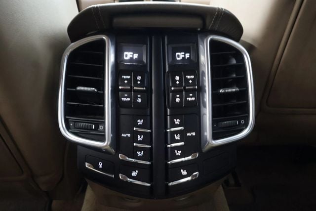 2012 Porsche Cayenne CAYENNE TURBO, AWD, SUNROOF, BLUETOOTH, REAR ENTERTAINMENT PKG!! - 22914657 - 33