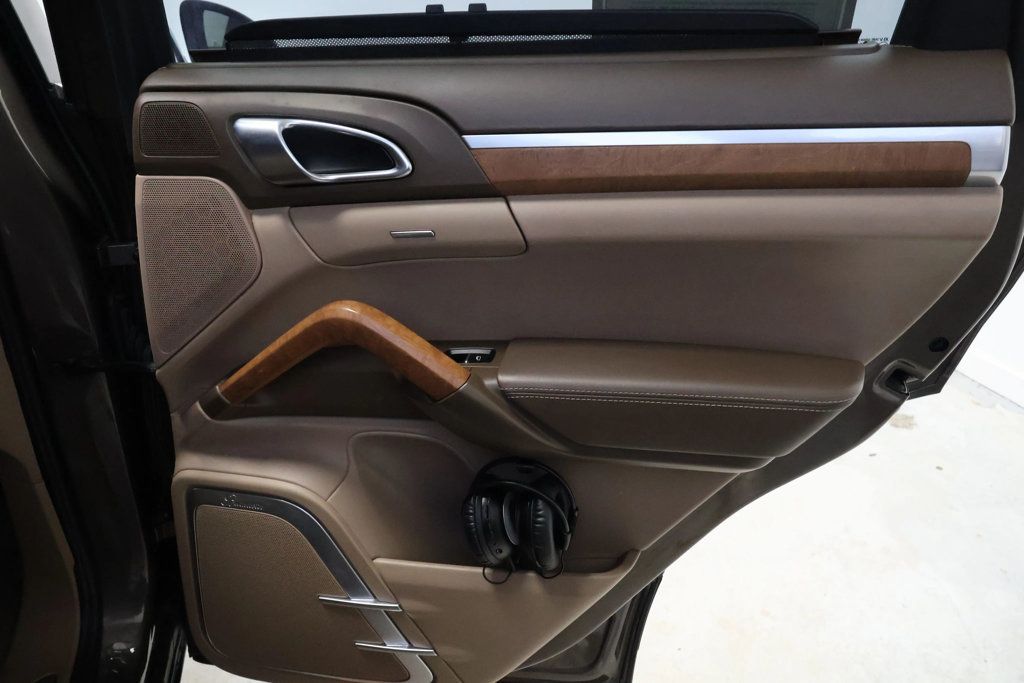 2012 Porsche Cayenne CAYENNE TURBO, AWD, SUNROOF, BLUETOOTH, REAR ENTERTAINMENT PKG!! - 22914657 - 35