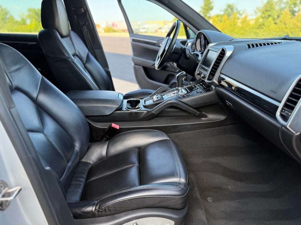 2012 Porsche Cayenne S photo 16