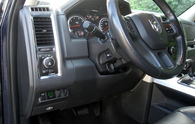 2012 Ram 1500 4WD Crew Cab 140.5" Laramie - 22889638 - 16